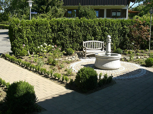»Formaler Vorgarten mit Brunnenanlage«
