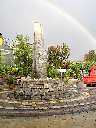 »Unser Brunnen vor einem Regenbogen«