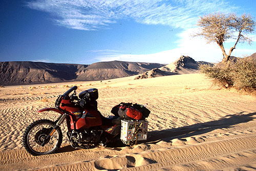 »Motorrad im Sand versunken«